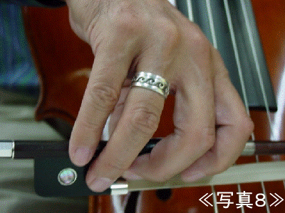 薬指がフロッグのへこみを感じる位置にある、チェロの弓を持つ右手