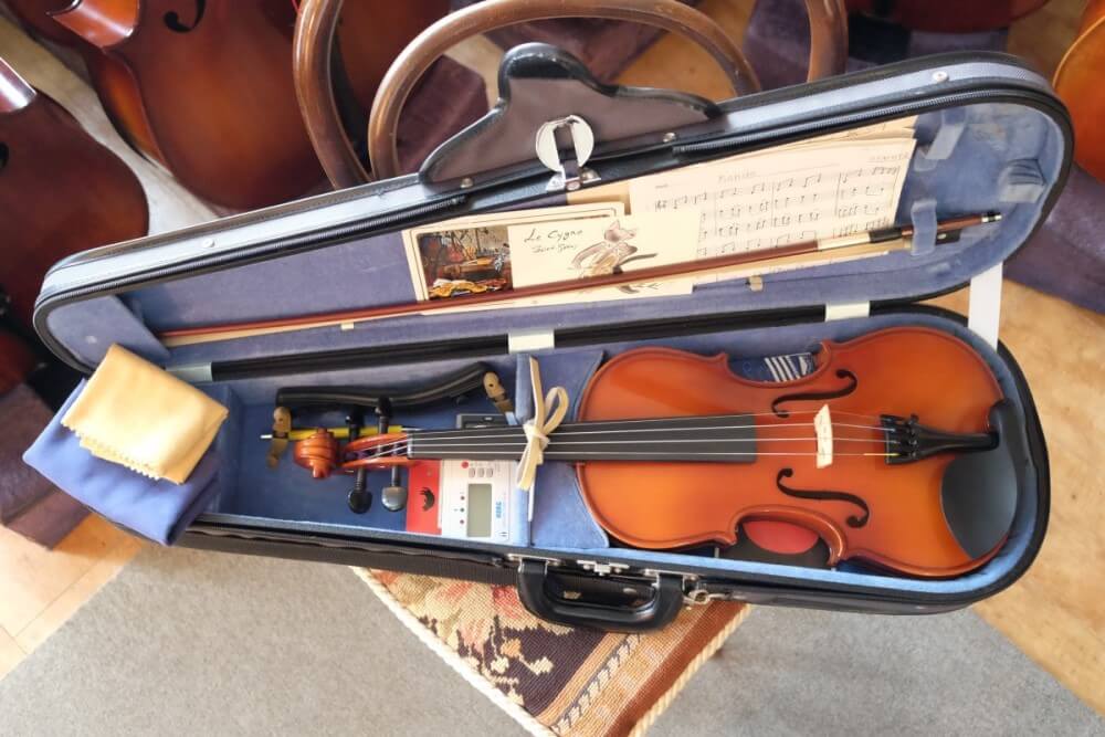 楽器や弓以外に沢山小物が入れてあるバイオリンケース