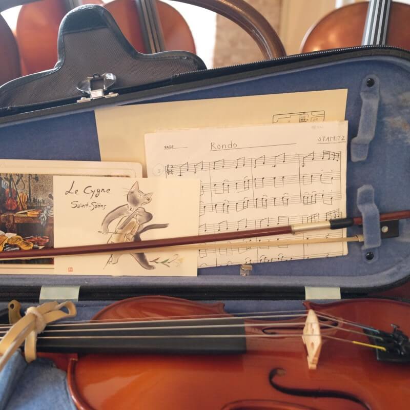 弓の後ろに楽譜や写真が詰まっているバイオリンケース内