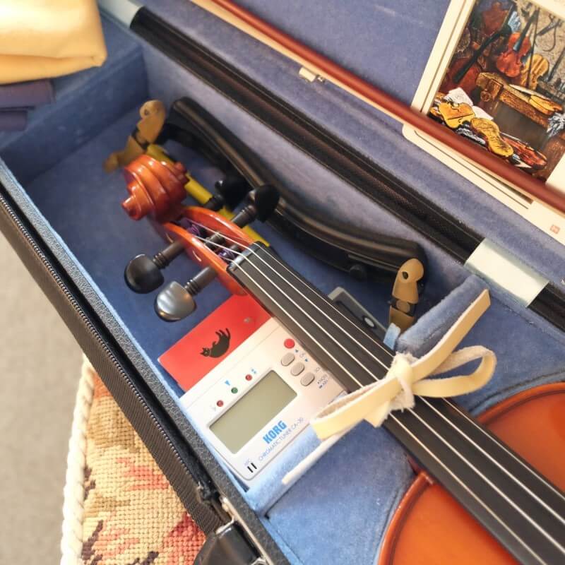シャーペンやチューナーなど楽器を傷つけるものが入っているバイオリンケース内